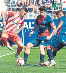  ??  ?? Borja García, intentando controlar el balón ante Melero y el ‘Cucho’