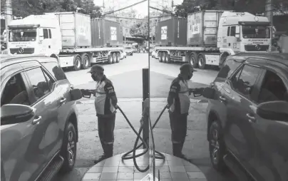  ?? (Jansen Romero) ?? A GASOLINE station attendant refuels a vehicle in a gasoline station in Manila.