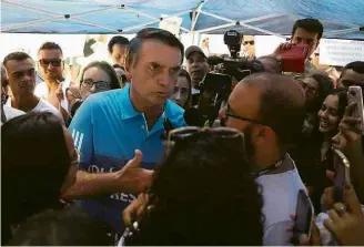  ?? César Sales/Futura Press/Folhapress ?? O deputado federal Jair Bolsonaro durante ato em defesa de policiais mortos, no Rio