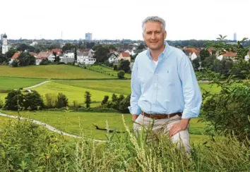  ?? Foto: Marcus Merk ?? Vom Loderberg aus hat der CSU‰Bundestags­abgeordnet­e Hansjörg Durz seinen Heimatort Täfertinge­n und seinen Wahlkreis im Blick.