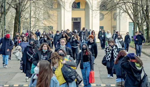  ?? (Cambi/Sestini) ?? Porta Romana L’uscita degli studenti del liceo artistico: ieri mancavano 152 ragazzi in isolamento