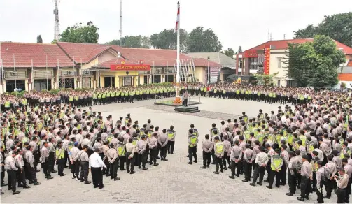  ?? HANUNG HAMBARA/JAWA POS ?? SIAP MENGAMANKA­N: Kapolresta Sidoarjo Kombespol Himawan Bayu Aji memimpin apel persiapan terakhir pengamanan pilkades serentak kemarin.