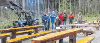  ?? FOTO: ALBVEREIN ?? Unser Bild zeigt die Helfer nach dem Einschotte­rn: Rudi Kipp (auf dem Schlepper), Dieter Kiess, Alwin Zepf, Adolf Engesser, Rudi Kratt, Ralf Gruhler, Roland Heinisch, Martin Wagner und Klaus Butschle (v. l.).