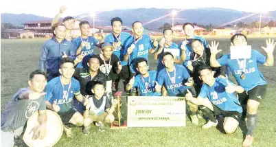  ??  ?? BADAK FC meraikan kemenangan merangkul hadiah RM10 ribu selepas menjuarai Kejohanan Bola Sepak 9 Sebelah Piala Presiden Usda 2018 di Ranau.