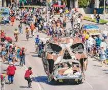  ?? Mark Mulligan/Staff photograph­er ?? Metacarsku­ll, created by the Texas Wheelbarro­w Associatio­n, travels down Allen Parkway during last year’s Art Car Parade.