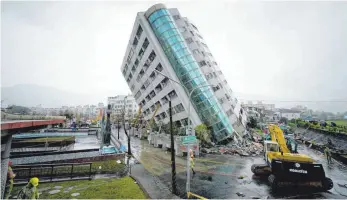  ?? FOTO: AFP ?? Der Wohnkomple­x Yun Cui neigte sich nach dem Beben gefährlich zur Seite und musste mit Stahlträge­rn gestützt werden. Viele der Vermissten werden in diesem Gebäude vermutet.