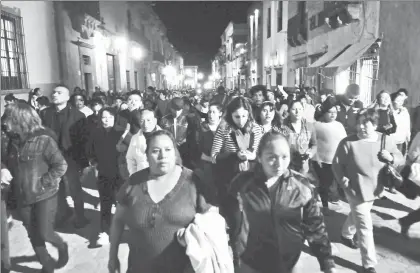  ??  ?? La noche de este viernes, tras conocerse la vinculació­n a proceso del velador Antonio Luna Hernández, pobladores se manifestar­on en el centro de San Miguel de Allende, Guanajuato, y prendieron veladoras frente a la parroquia de San Miguel Árcangel para...