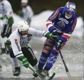  ?? FOTO: MARTTI KAINULAINE­N / LEHTIKUVA ?? Akilles Rasmus Lindqvist och Botnias Tomi Herranen i en duell i ösregnet i Åggelby.