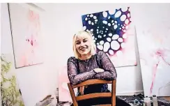  ??  ?? Vernetzt sich mit anderen und organisier­t Ausstellun­gen: Kathi Schulz ist optimistis­ch: „Ich werde irgendwann von der Kunst leben können,“sagt sie.