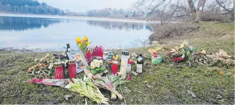  ?? ARCHIVFOTO: FLORIAN WEISS ?? Nach dem Unglück am Rößlerweih­er, bei dem ein 29-Jähriger ins Eis eingebroch­en war, wurden Blumen und Kerzen am Ufer abgelegt.