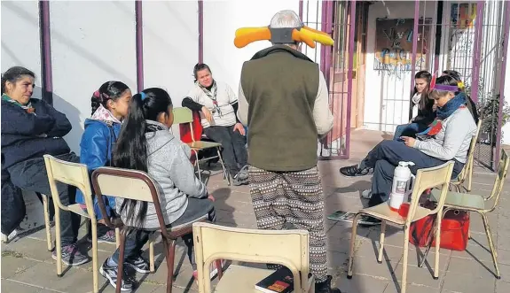  ?? GENTILEZA GRUPO SCOUT "SAGRADO CORAZÓN" ?? Los chicos, los cuentos, los libros, los docentes, en un momento de recreación en la Escuela Nº 3, sita en Florida 751, en el barrio de Ciudad Atlántida.