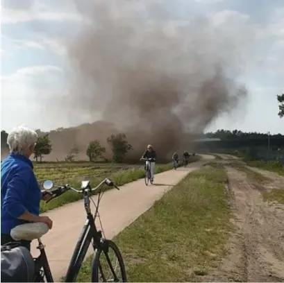  ?? FOTO HBVL ?? De zandhoos op de grens van Lommel en Pelt: een fenomeen dat we steeds vaker zullen zien volgens weerman Ruben Weytjens.