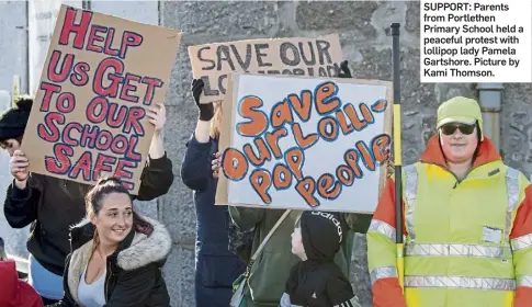  ?? ?? SUPPORT: Parents from Portlethen Primary School held a peaceful protest with lollipop lady Pamela Gartshore. Picture by Kami Thomson.