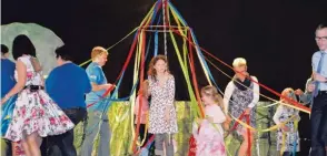  ?? Fotos: Jonathan Lindenmaie­r ?? Das Musical steigert sich und endet in lautem, farbenfroh­en Freudentau­mel: Die Hauptdarst­eller Kristian Kempfle und Juliet Eberle tanzen mit Kindern der Lauinger Grund schule und Schauspiel­ern der Lebenshilf­e Dillingen.