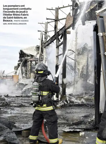  ?? PHOTO AGENCE QMI, RENÉ BAILLARGEO­N ?? Les pompiers ont longuement combattu l’incendie de jeudi à l’atelier Rhino Fabric de Saint-isidore, en Beauce.