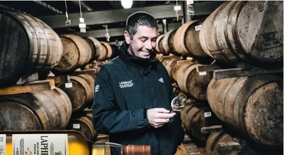  ??  ?? Für viele Whisky-Fans hat er einen absoluten Traumjob: John Campbel, Master Blender von Laphroaig auf Islay.