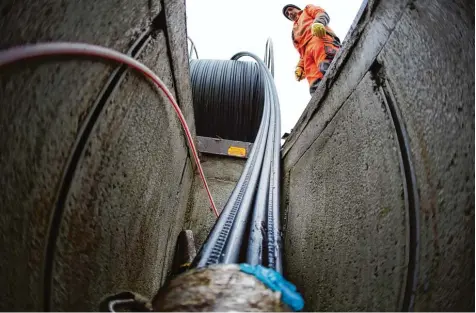  ?? Symbolfoto: Oliver Berg, dpa ?? In Bayern wird der Ausbau des Breitbands stark gefördert. Der Oettinger Stadtrat hat sich in seiner letzten Sitzung vor der Sommerpaus­e ebenfalls damit befasst.