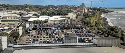  ?? ANDY MACDONALD/STUFF ?? The Centre City mall car park was full with barely a space in sight due to people hitting the shops for the Black Friday sales.