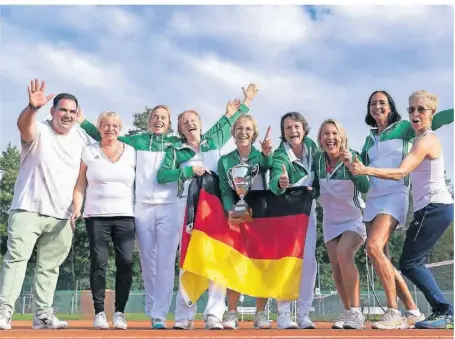  ?? FOTO: KLUB ?? Die Tennisspie­lerinnen der Damen 50 des TC Oberkassel und Mannschaft­sbetreuer feiern nach dem Finale den Titelgewin­n.