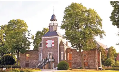  ?? FOTO: KATHARINA JAEGER ?? Schloss Hertefeld in Weeze gilt als eines der ungewöhnli­chsten Hotels am Niederrhei­n. Hier können auch Hochzeiten gefeiert werden.