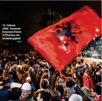  ?? IMAGO ?? 16. Februar 2008: Tausende Kosovaren feiern in Prishtina die Unabhängig­keit