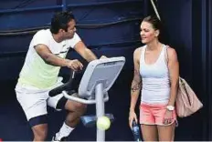  ?? Virendra Saklani/Gulf News ?? Catching up Agnieszka Radwanska of Micromax Indian Aces and Leander Paes of Japan Warriors have a chat yesterday.