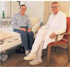  ??  ?? Willi Kettel wird nach seiner gelungenen Tumor-Operation regelmäßig im St.-Irmgardis-Krankenhau­s untersucht. Hier bespricht er die Ergebnisse mit Peter Schöngen, Oberarzt in der Klinik für Innere Medizin.