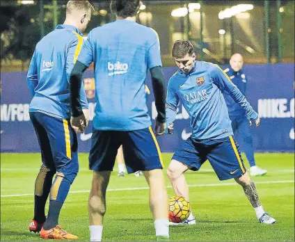  ?? FOTO: FCB ?? Messi, participan­do con normalidad de un rondo en la sesión vespertina de ayer en la Ciutat Esportiva