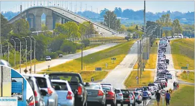  ?? FOTOS: GZA. EL TELEGRAFO DE PAYSANDU ?? PASO. En Paysandú, desde junio hay filas para cruzar. Limitan las mercadería­s.