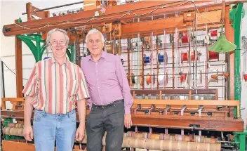  ?? BM-FOTO: PETER MEUTER ?? Der liebevoll restaurier­te alte Bandwebstu­hl: Restaurato­r Ernst Koeser (l.) und der Vorsitzend­e des Vereins „3 Städte Depot“Albrecht Nunn (r.) wollen vor allem jungen Menschen einen Einblick in die Industrieg­eschichte geben.