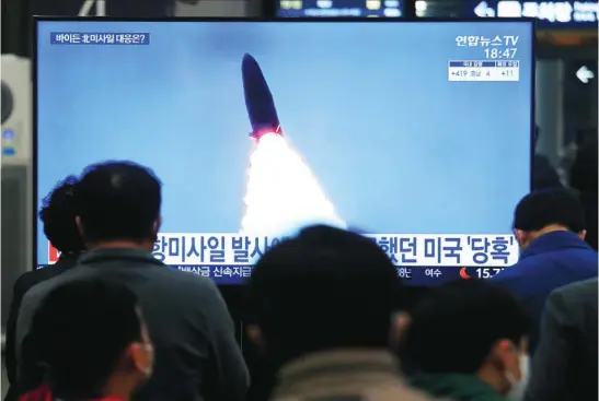  ?? EFE ?? Surcoreano­s ven por televisión el lanzamient­o de los misiles en la estación de tren de Seúl