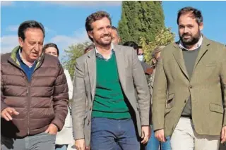  ?? // EFE ?? Pablo Casado, con Pedro Barato y Paco Núñez, ayer en Campo de Criptana