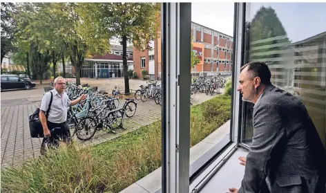  ?? RP-FOTO: MARKUS VAN OFFERN ?? Christoph Riedl hat von aus seinem Büro aus den Schulhof im Blick.