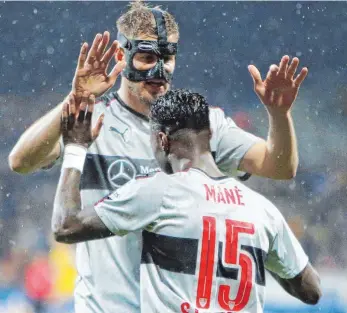  ?? FOTO: IMAGO ?? Glückliche Schwaben: Simon Terodde und Torschütze Carlos Mané feiern das 1:0 – und retten am Ende einen Punkt über die Zeit.