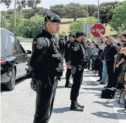  ?? ?? Salida ayer de los restos de Primero de Rivera del cementerio del Valle de los Caídos entre fuertes medidas de seguridad.