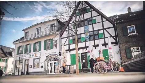  ?? RP-FOTO: RALPH MATZERATH ?? In dem historisch­en Ensemble am „Alter Markt“sind der Pub Spielmann, das Karnevalsk­abinett und das Rheincafé untergebra­cht.