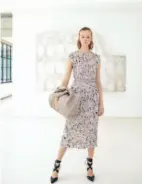  ??  ?? 模特兒身上的連身裙，設計靈感源自湯伯利（ Twombly）、諾維利（ Novelli）和庫耐利斯（ Kounellis）對字體的演繹。而身後為為帕斯伽裡（ Pascali）的《Colosseo》，同樣為 Max Mara 2019 年早春系列帶來不少靈­感。