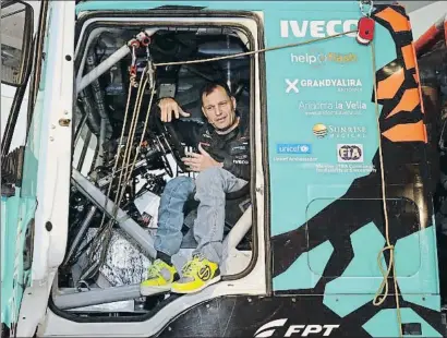  ?? PETRONAS DE ROOY IVECO ?? Albert Llovera, en el Iveco de Gerard de Rooy, al que tiene que subirse con la ayuda de una polea