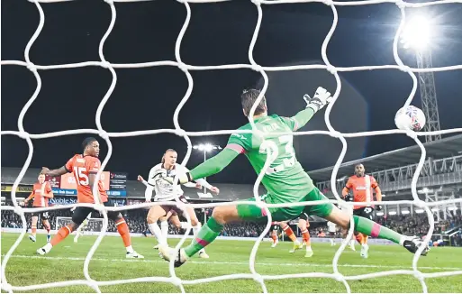  ?? — Gambar AFP ?? AKSI MenArIK: Sebahagian daripada babak-babak aksi perlawanan Piala FA Inggeris di antara Luton Town dan Manchester City yang berlangsun­g di Stadium Kenilworth road di Luton.