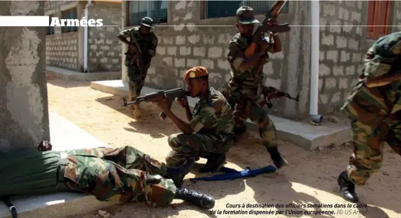  ??  ?? Cours à destinatio­n des officiers somaliens dans le cadre de la formation dispensée par l'union européenne. (© US Army)