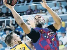  ?? ANDREU DALMAU / EFE ?? Brandon Davies brilló de nuevo ante el Gran Canaria