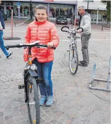  ?? FOTO: SILVIA MÜLLER ?? Jara Vosseler hat sich bei der Radbörse ein größeres Fahrrad ausgesucht.