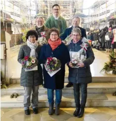  ?? Foto: Manuel Knoll ?? Abschied von treuen Mitarbeite­rn (hintere Reihe von links): Erwin Rieder, Stadtpfarr­er Daniel Ertl und Wolfgang Eder; (vorne von links) Monika Gernand, Angelika Haschler und Gislinde Scherer.