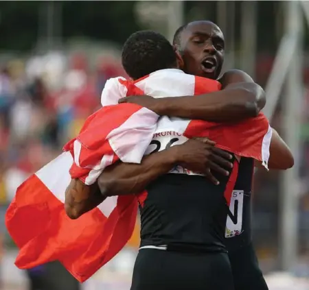  ?? STEVE RUSSELL/TORONTO STAR ?? Gavin Smellie, the leadoff runner whose misstep cost Canada 4x100 relay gold, hugs Andre De Grasse after the race and before the protests flew.