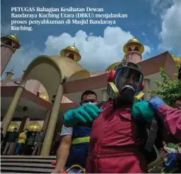  ??  ?? PETUGAS Bahagian Kesihatan Dewan Bandaraya Kuching Utara (DBKU) menjalanka­n proses penyahkuma­n di Masjid Bandaraya Kuching.