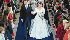  ?? Foto: Danny Lawson, dpa ?? Ein glückliche­s Paar: Prinzessin Eugenie und ihr Ehemann Jack Brooksbank verlassen am Freitag die St. George’s Chapel in Schloss Windsor.