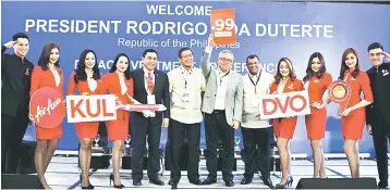  ??  ?? Fernandes (fifth right) is seen with Philippine­s’ Department of Trade and Industry Secretary Ramon M Lopez (sixth right) and Philippine­s AirAsia CEO Captain Dexter Comendador (fifth left) during announceme­nt of AirAsia’s direct flights from Kuala...