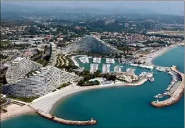  ?? (Photo Nice-Matin) ?? La scène s’est passée dans la nuit de samedi à dimanche à Marina Baie des Anges. Par miracle, les jours de la blessée ne seraient pas en danger.