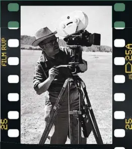  ??  ?? Claudi Gómez Grau con una cámara Arriflex de 35 mm, en una imagen de 1961. Claudi compaginó su labor como fotógrafo con filmacione­s de los secretos y entresijos de los rodajes