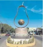  ?? Alfredo Corchado, The Dallas Morning News ?? Visitors to the town of Tancitaro, Mexico, are greeted with a sculpture of a giant avocado to underscore that this is the authentic capital of the green fruit.